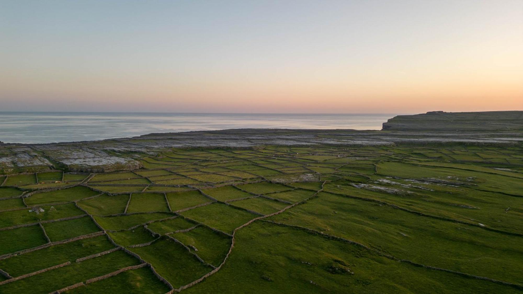 Aran Walkers Lodge Inis Mor Exterior photo