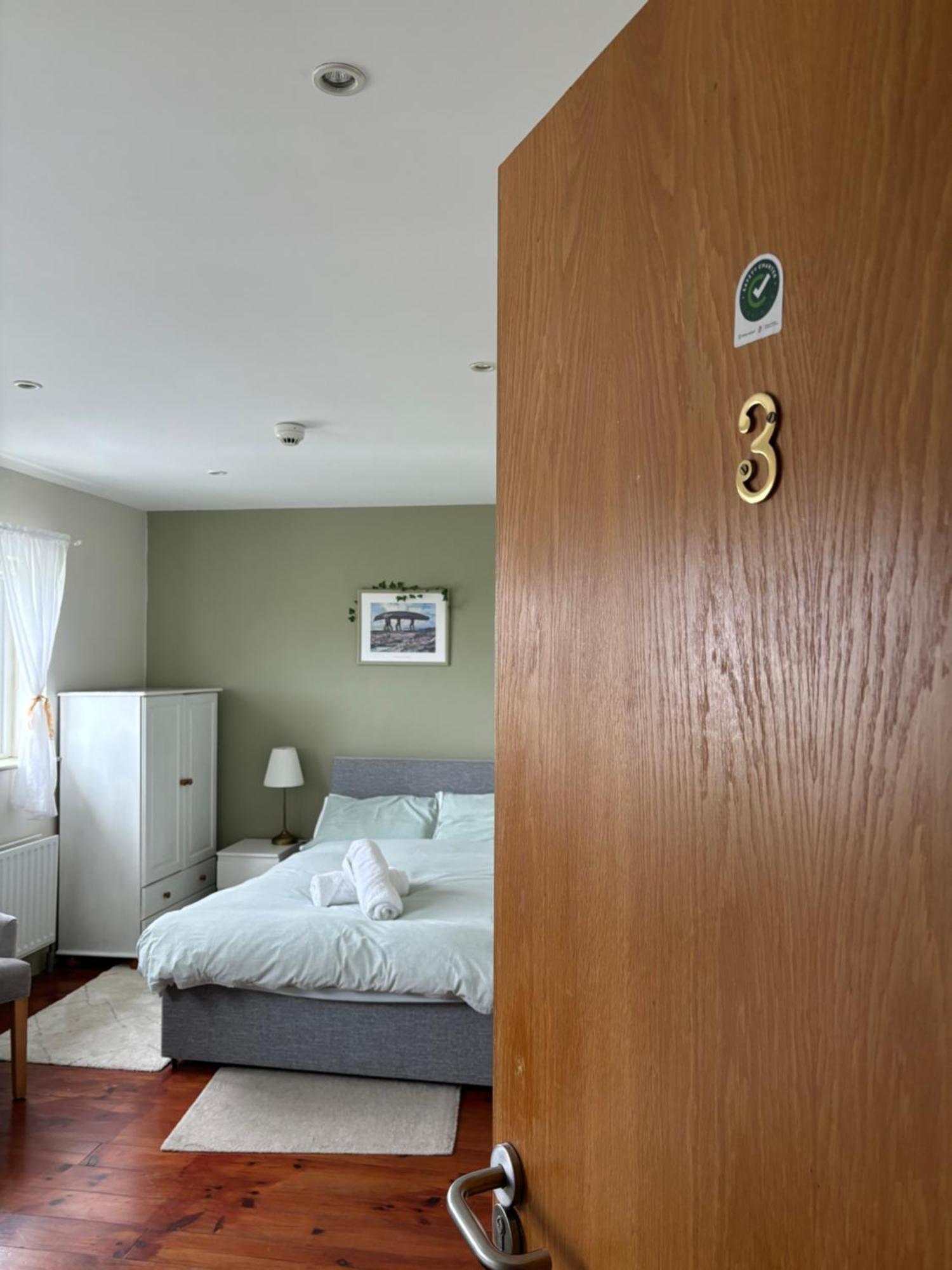 Aran Walkers Lodge Inis Mor Exterior photo